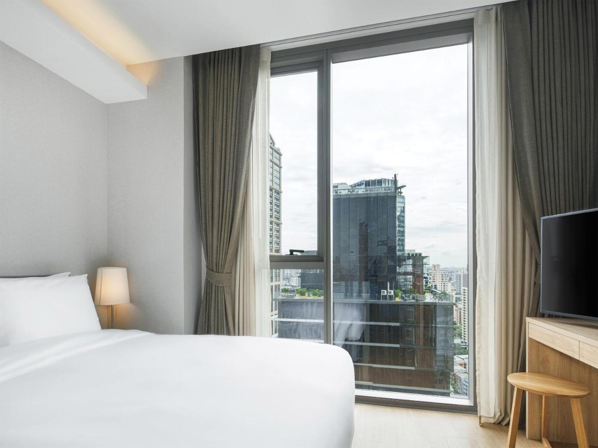 Oakwood Suites Bangkok Zewnętrze zdjęcie A bedroom at the hotel