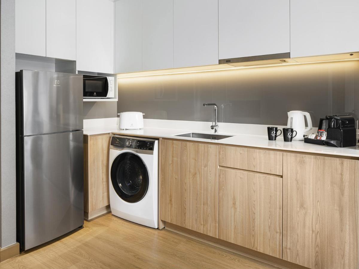 Oakwood Suites Bangkok Zewnętrze zdjęcie A typical kitchen in a serviced apartment