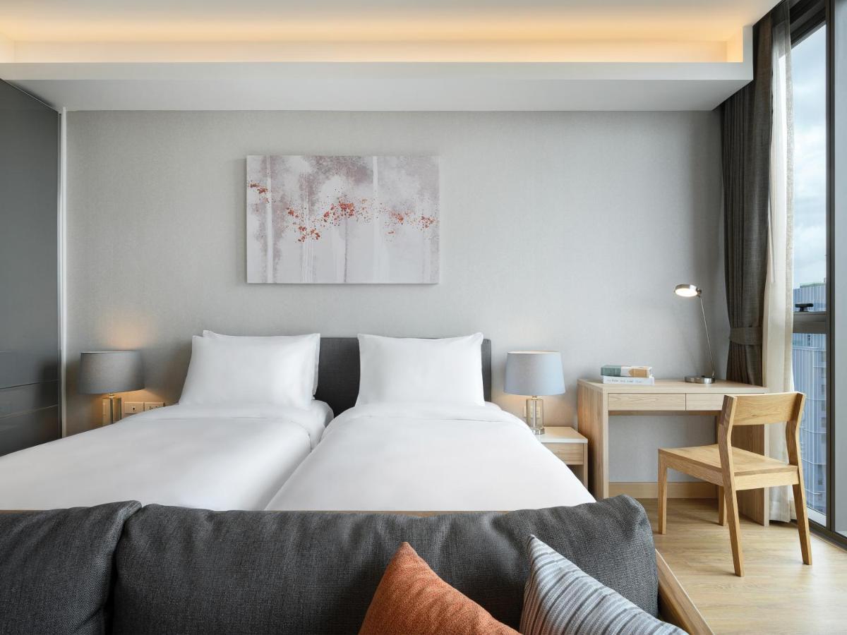 Oakwood Suites Bangkok Zewnętrze zdjęcie A room at the hotel