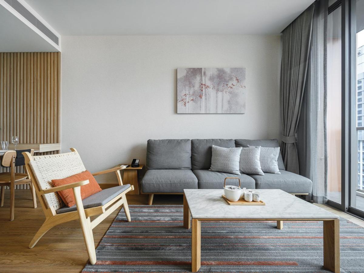 Oakwood Suites Bangkok Zewnętrze zdjęcie A living room in a serviced apartment in Shanghai, China