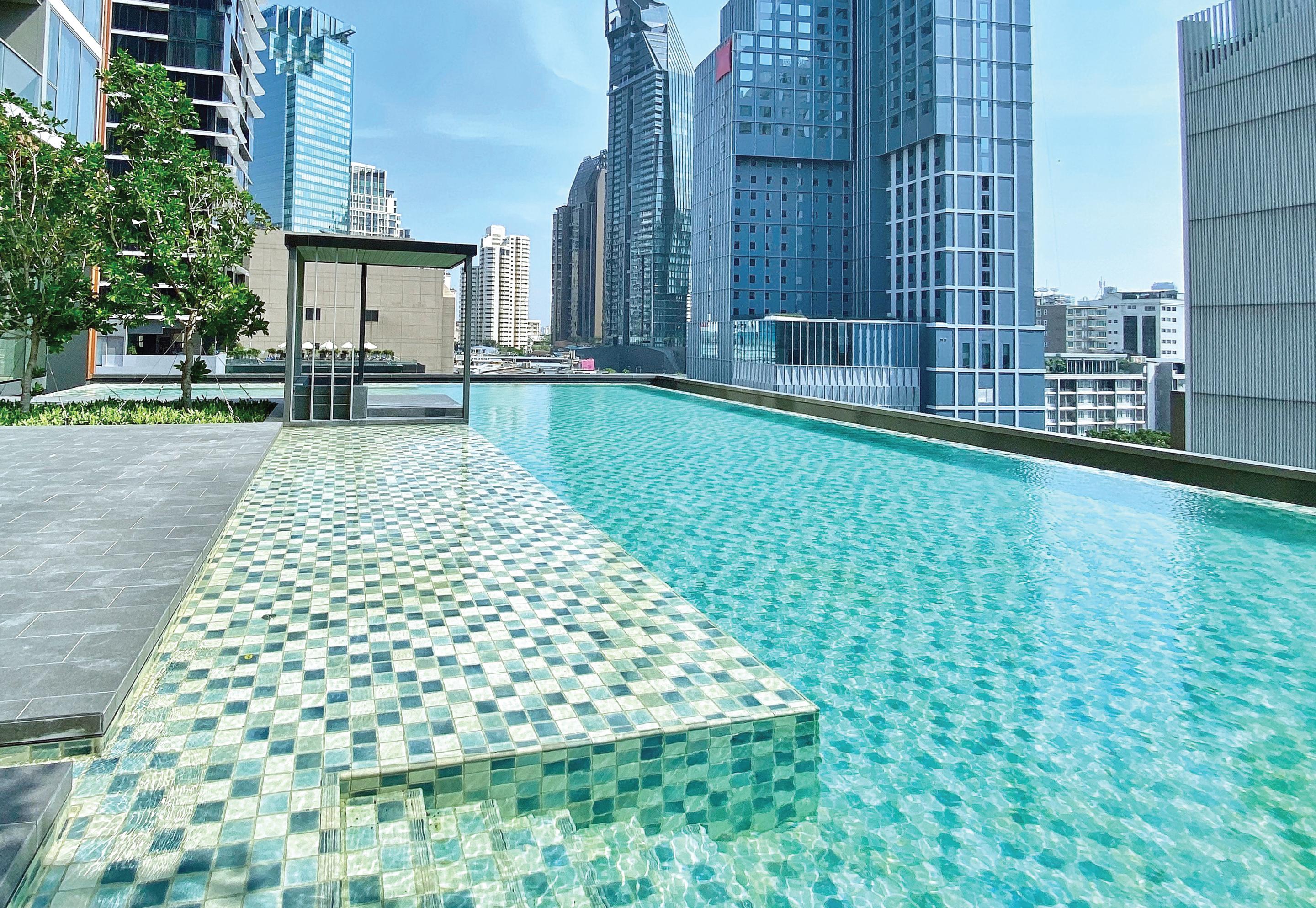 Oakwood Suites Bangkok Zewnętrze zdjęcie The rooftop pool at the hotel