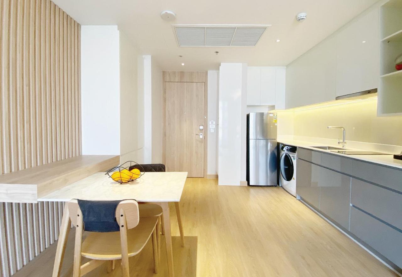 Oakwood Suites Bangkok Zewnętrze zdjęcie A typical kitchen in a serviced apartment