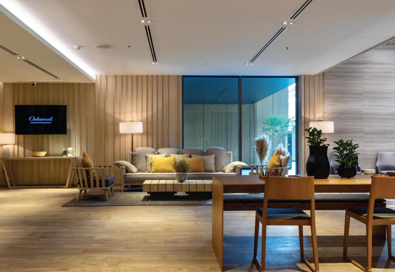 Oakwood Suites Bangkok Zewnętrze zdjęcie The living room of a three-bedroom residence
